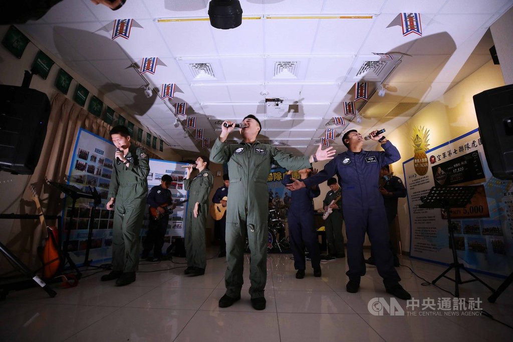 由F-5飛官、地勤人員組成的「虎團」,除了協助軍方招募,也會利用勤餘時間前往公益機構演出。中央社記者游凱翔攝 109年4月2日