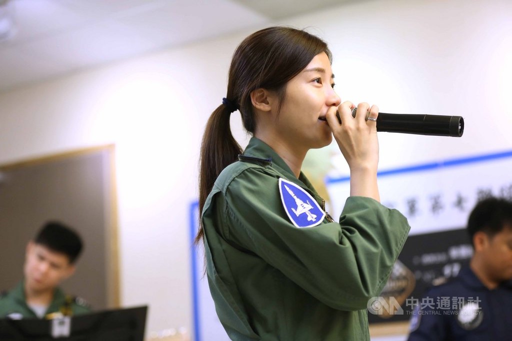 F-5飛官高慈妤上尉在虎團擔任女主唱,圖為高慈妤練團時唱歌的模樣。中央社記者游凱翔攝 109年4月2日
