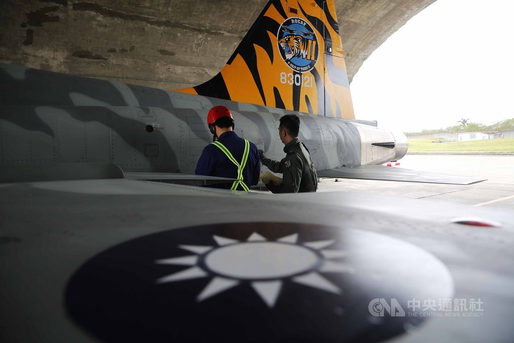 F-5戰機又稱為虎式戰機,圖為飛官在執行任務前與地勤人員執行全機檢查,確保飛航安全無虞。中央社記者游凱翔攝 109年4月2日