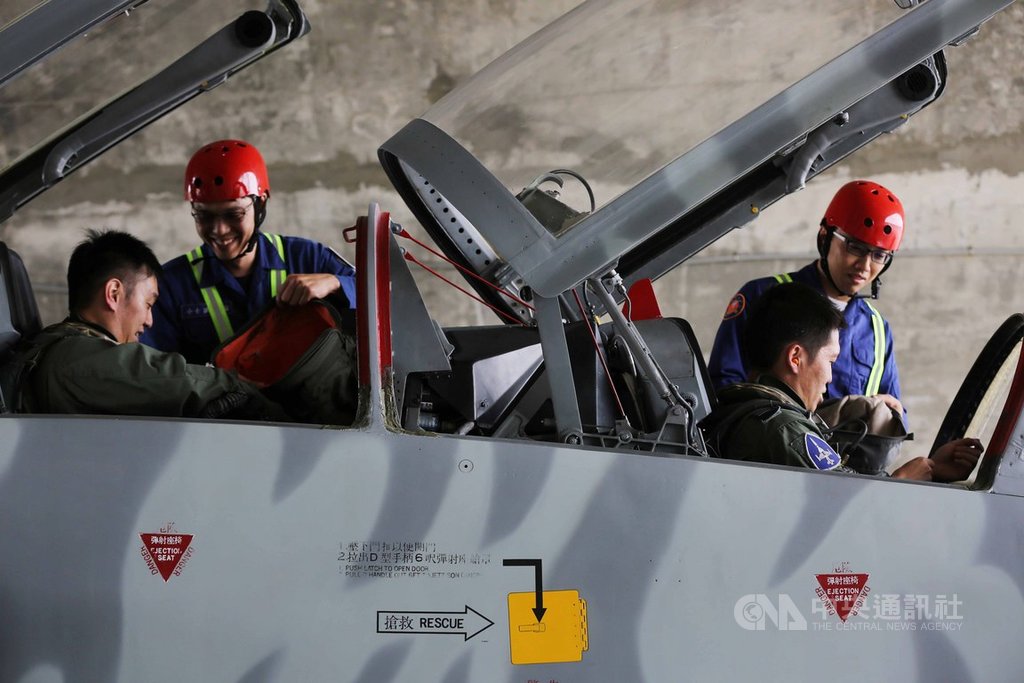 F-5戰機飛官執行任務完畢後,由地勤協助將飛行頭盔置放在收納袋中。中央社記者游凱翔攝 109年4月2日