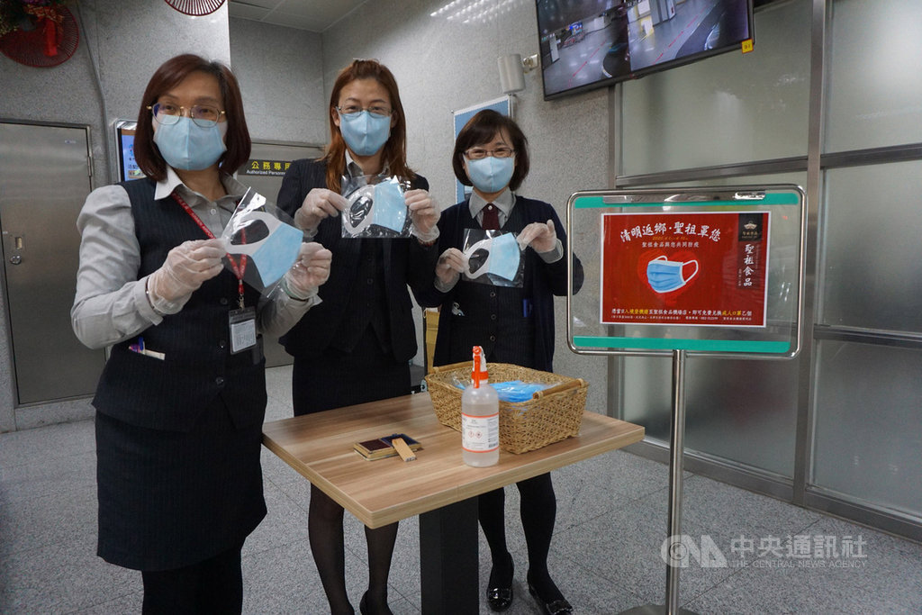 清明連續假期開始,武漢肺炎疫情持續延燒,金門在地食品企業聖祖公司在尚義機場入境處發送口罩,盼盡棉薄之力幫助鄉親旅客增強防疫措施。中央社記者黃慧敏攝 109年4月2日