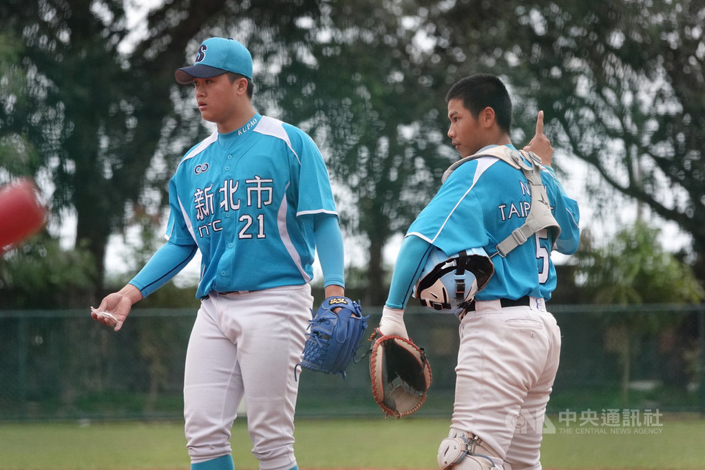 2020年東岸聯盟U18棒球邀請賽,2日台東聯隊與新北市聯隊交手,新北市聯隊在延長賽第10局,靠著再見安以5比4拿下勝利。左為新北市聯隊後援投手林旺熙。中央社記者謝靜雯攝 109年4月2日