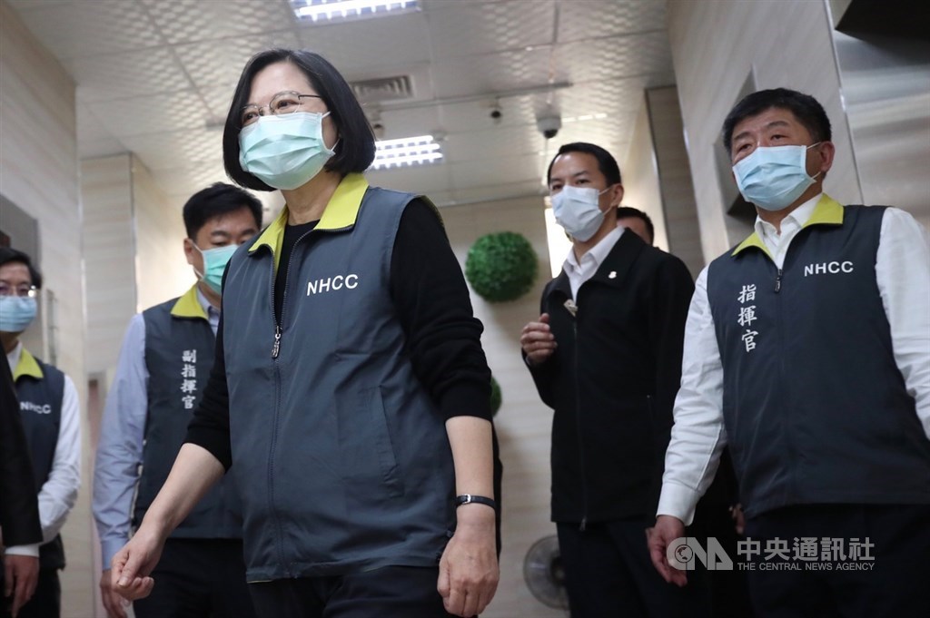 總統蔡英文(前左)2日前往衛福部疾管署視察中央流行疫情指揮中心,蔡總統及指揮官陳時中(前右)、副指揮官陳宗彥(後左2)等人都戴上口罩。中央社記者吳家昇攝 109年4月2日