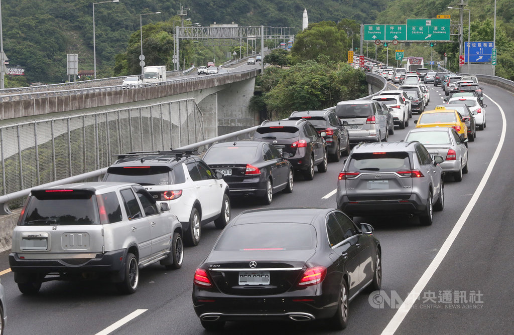清明連假第一天,2日部分國道湧現車潮,國道五號在石碇隧道後壅塞難行。中央社記者鄭傑文攝 109年4月2日