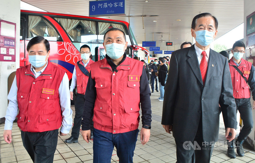 新北市長侯友宜(前中)關心清明連假交通狀況,2日至新北市交通控制中心了解交通管制及疏運情形,並到板橋客運站視察民眾搭乘狀況。中央社記者黃旭昇新北攝 109年4月2日