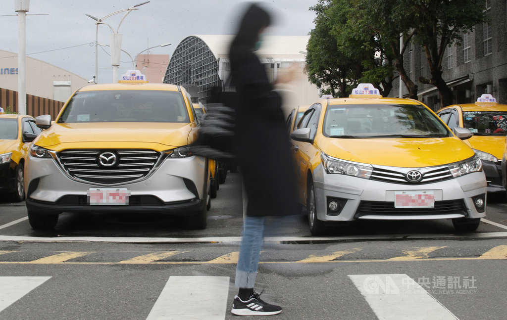 對於受到疫情重創的計程車和遊覽車駕駛,行政院已經敲定擴大補助方案,交通部長林佳龍表示,計程車駕駛約9萬多人、遊覽車1萬多人,將每人每月補助新台幣1萬元,總共補助3個月,預算約需30多億元,已納入這一次紓困2.0的特別預算中。圖為松山機場排班計程車。中央社記者張新偉攝 109年4月2日