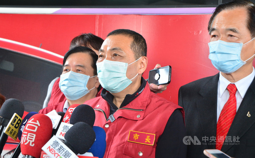 武漢肺炎疫情全球延燒,新北市長侯友宜(右2)2日受訪表示,他贊成在台灣防疫物資足夠的前提下,支援其他國家。中央社記者黃旭昇新北攝 109年4月2日