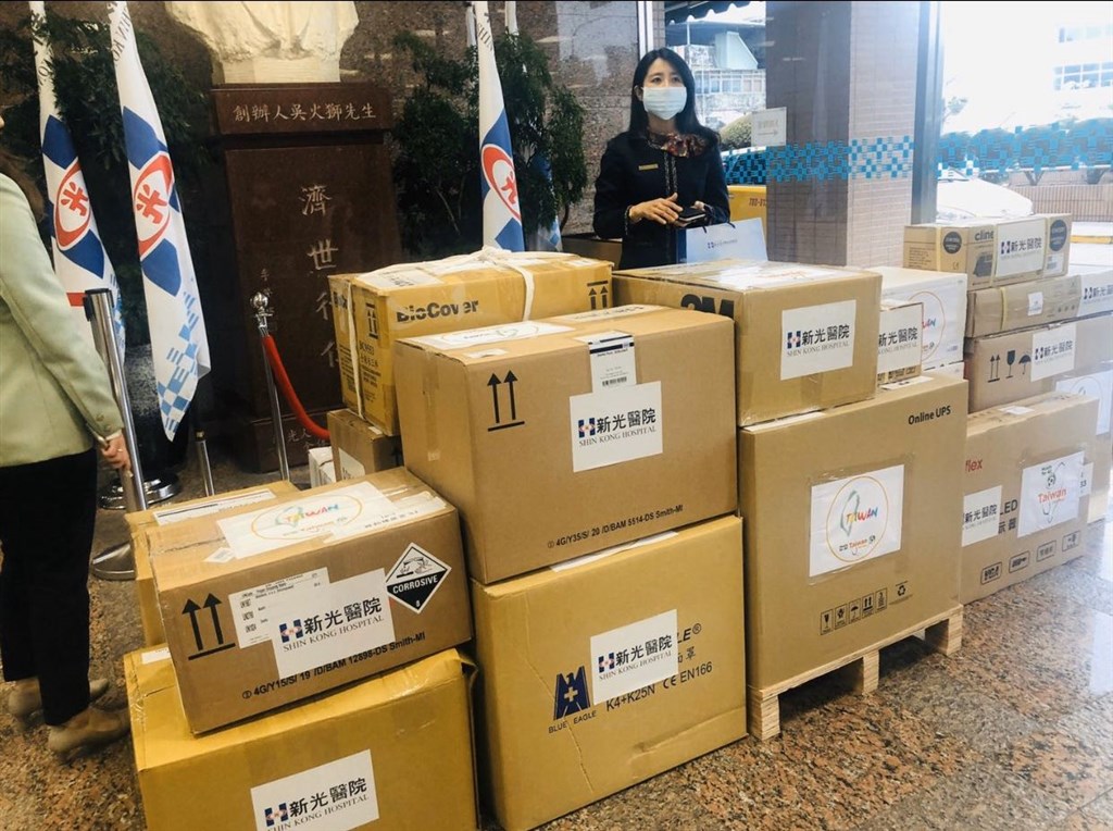 武漢肺炎疫情蔓延全球,友邦帛琉駐聯合國常任代表歐萊.鄔露彤推文表示,帛琉向全球求援,除了台灣,沒有其他國家回應。並貼出來自新光醫院的物資照片。(圖取自twitter.com/nuludong)