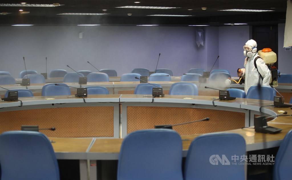 台灣師範大學一名學生確診2019冠狀病毒疾病(COVID-19,武漢肺炎),2日起清明連假進行全校消毒工作,加強防疫。中央社記者張新偉攝 109年4月2日