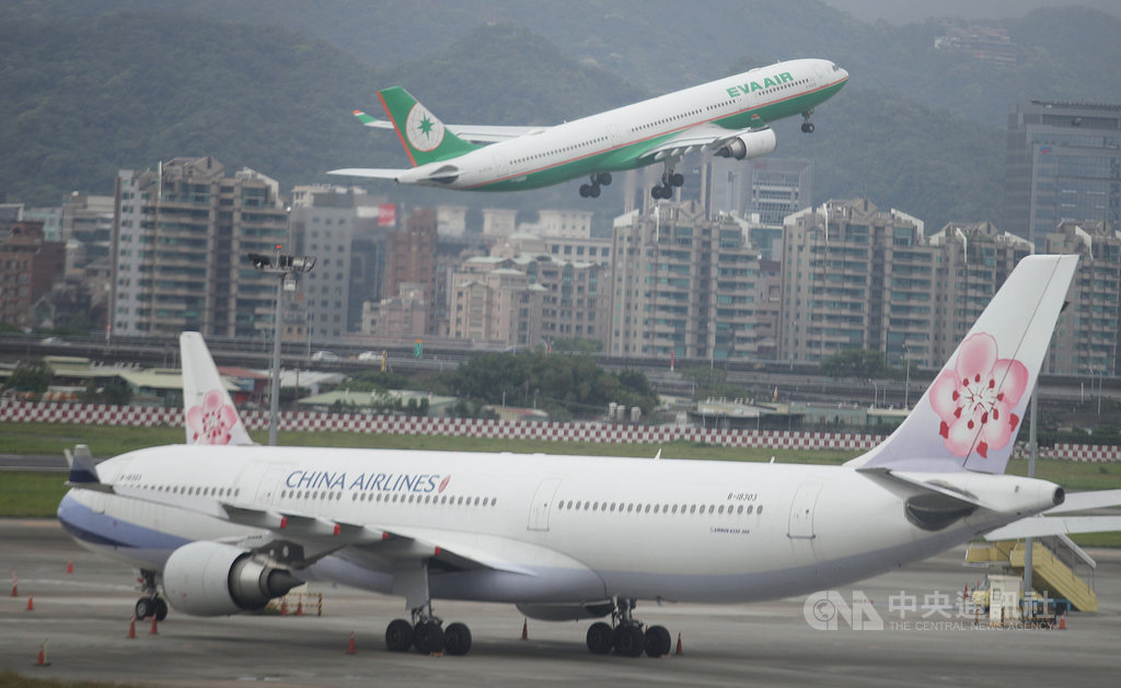 因應武漢肺炎疫情紓困,交通部將增加對於超大型6家航空公司提撥新台幣45億元,提供融資、貸款、利息補貼等。中央社記者張新偉攝 109年4月2日