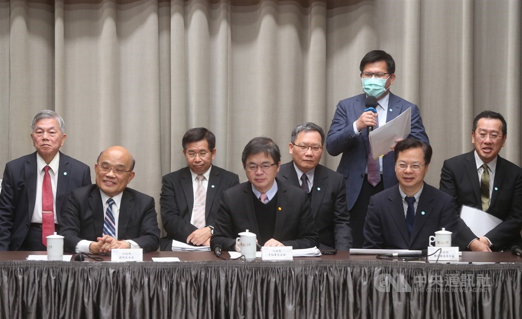 行政院長蘇貞昌(左2)2日率部會首長召開記者會,會中僅交通部長林佳龍(後右2)戴口罩。林佳龍解釋,觀光局主管事後採檢為陰性,基於自主健康管理決定戴口罩。中央社記者鄭傑文攝 109年4月2日