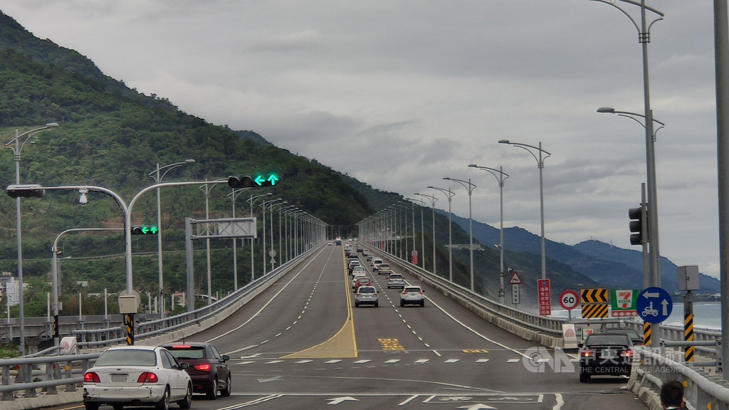 清明連假首日,南迴改台東段北上車流明顯增多,雖行車速度較平時慢一些,但整體來說還算順暢。中央社記者張祈攝 109年4月2日