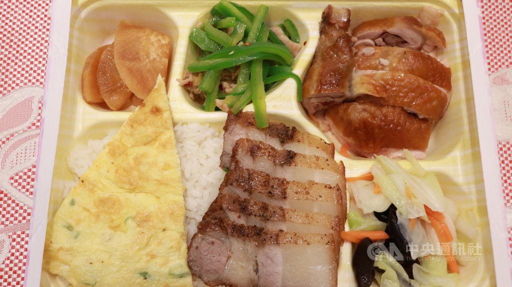 頭份東北角餐廳提供的元氣防疫便當,包含開胃菜、豬肉、雞肉和魚肉等雙主菜,搭配在地栽種的新鮮蔬菜,每週一、三、五由專人送至為恭醫院,給第一線急診防疫醫護人員享用,整個4月份,總計將捐贈近800個防疫便當。(為恭醫院提供)中央社記者管瑞傳真 109年4月2日