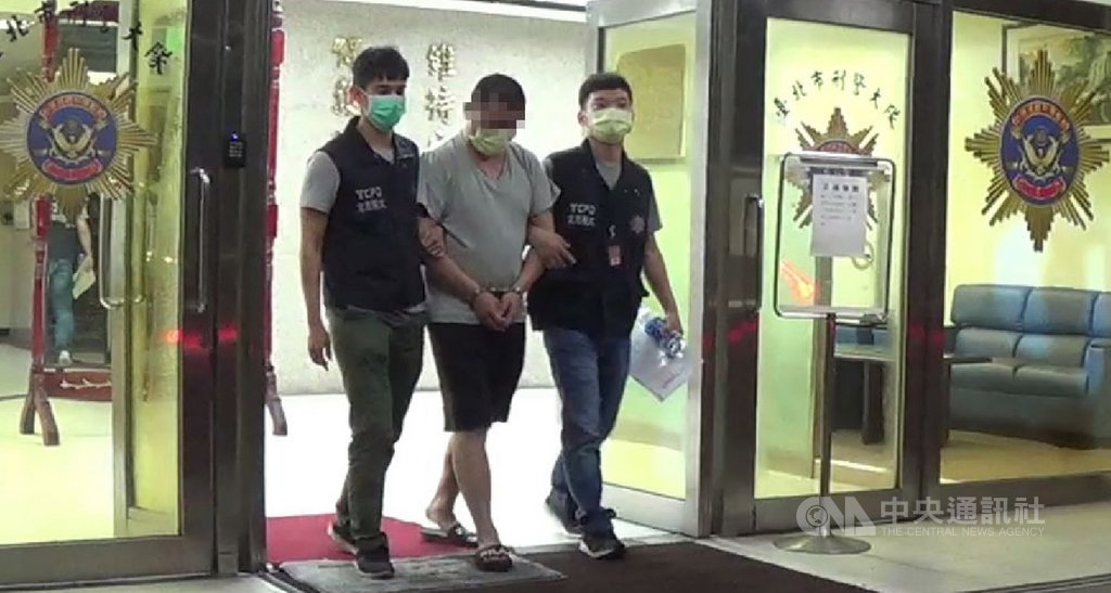 針對北市夜店殺警案未到案而執行通緝的受刑人,台北市警察局成立專案小組查緝,偵查第五隊1日發現被判7個月的董紹堂(中)可能躲藏處所,南下高雄市將他緝獲到案,解送台北地檢署發監執行。(台北市警察局刑事警察大隊提供)中央社記者黃麗芸傳真 109年4月2日