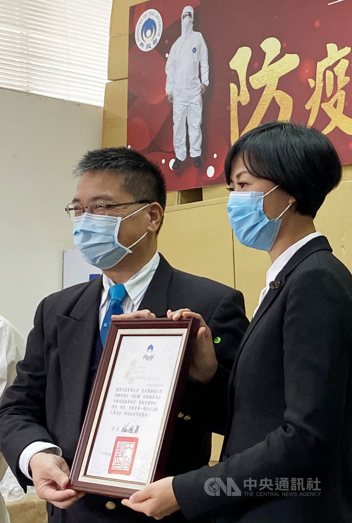 警政署長陳家欽因人事任用爭議,遭內政部函送北檢,後遭退回。內政部長徐國勇(左)2日出席移民署「台灣力匯有限公司捐贈防護衣及紅外線測溫儀等物資儀式」記者會後受訪表示,不予討論,依法辦理。中央社記者黃麗芸攝 109年4月2日