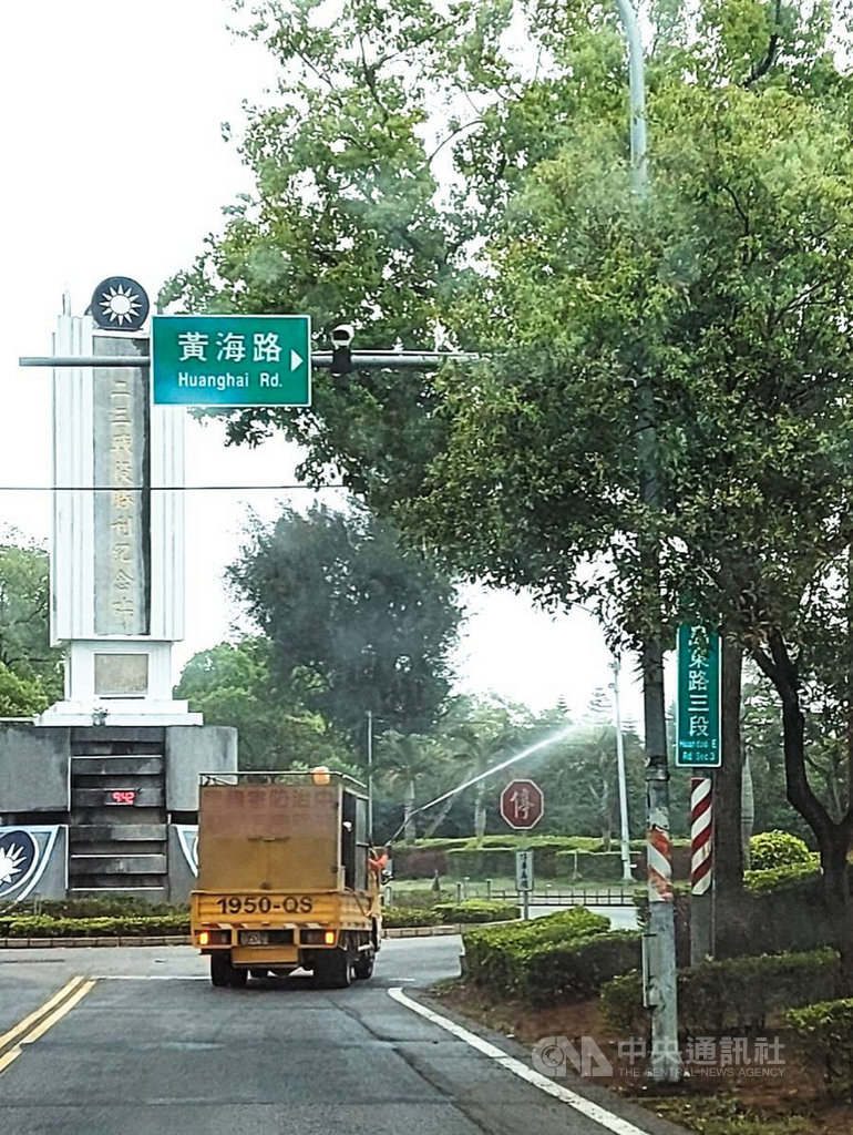 金門縣林務所所長鐘立偉2日表示,自4月下旬到6月下旬,地區行道樹常遭受俗稱毛毛蟲的鱗翅目幼蟲啃食,林務所已提前啟動防治作業,施用蘇力菌抑制毛毛蟲。(金門縣林務所提供)中央社記者黃慧敏傳真 109年4月2日