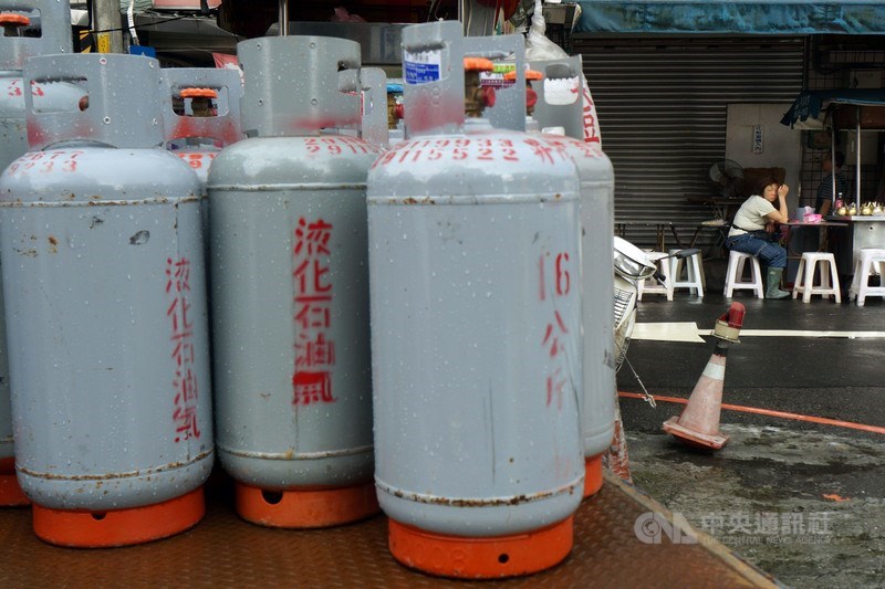 中油宣布2日凌晨零時起,家庭用液化石油氣(桶裝瓦斯)、工業用丙烷、丁烷及混合丙丁烷每公斤調降5元;天然氣2日起降價5.03%。(中央社檔案照片)