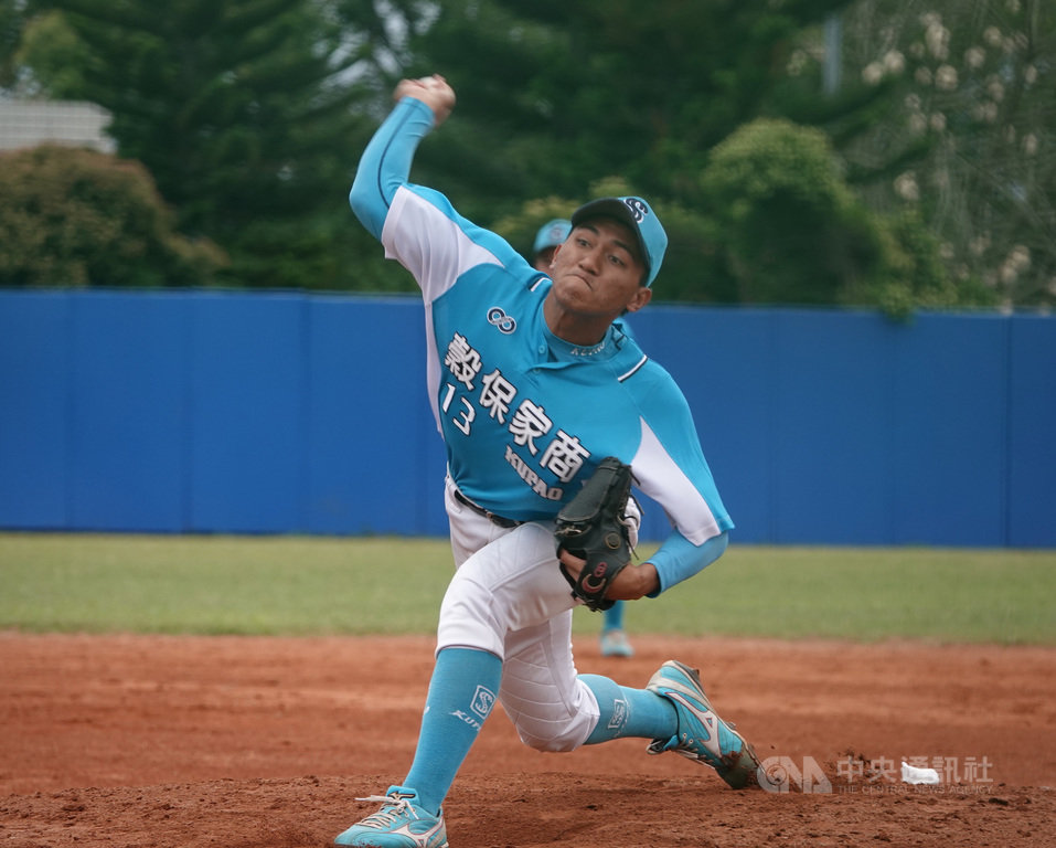 2020年東岸聯盟U18棒球邀請賽,穀保家商隊2日與普門中學交手,穀保投手劉予承(圖)接手中繼3局,沒被敲出安打、飆出4次三振,最終穀保以3比0拿下預賽4連勝。中央社記者謝靜雯攝 109年4月2日