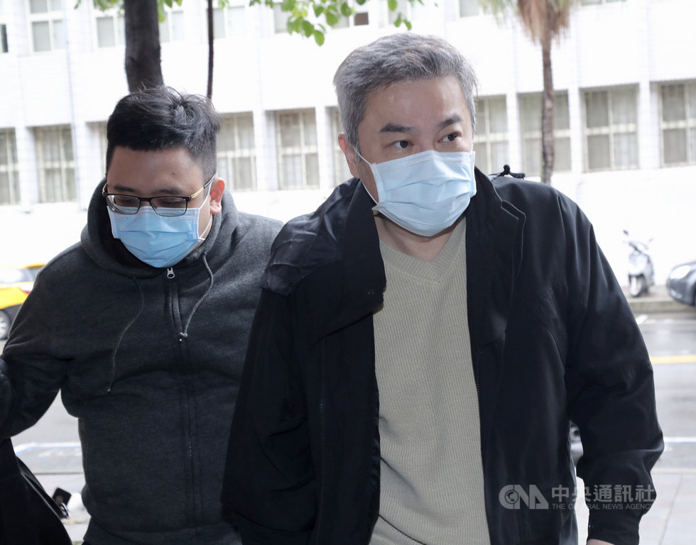 遠航董事長張綱維涉案遭聲押,但法院裁定新台幣800萬元交保,檢方抗告後,高院1日撤銷交保裁定,台北地院2日上午重開羈押庭,傳喚張綱維(右)等人到庭。中央社記者張皓安攝 109年4月2日