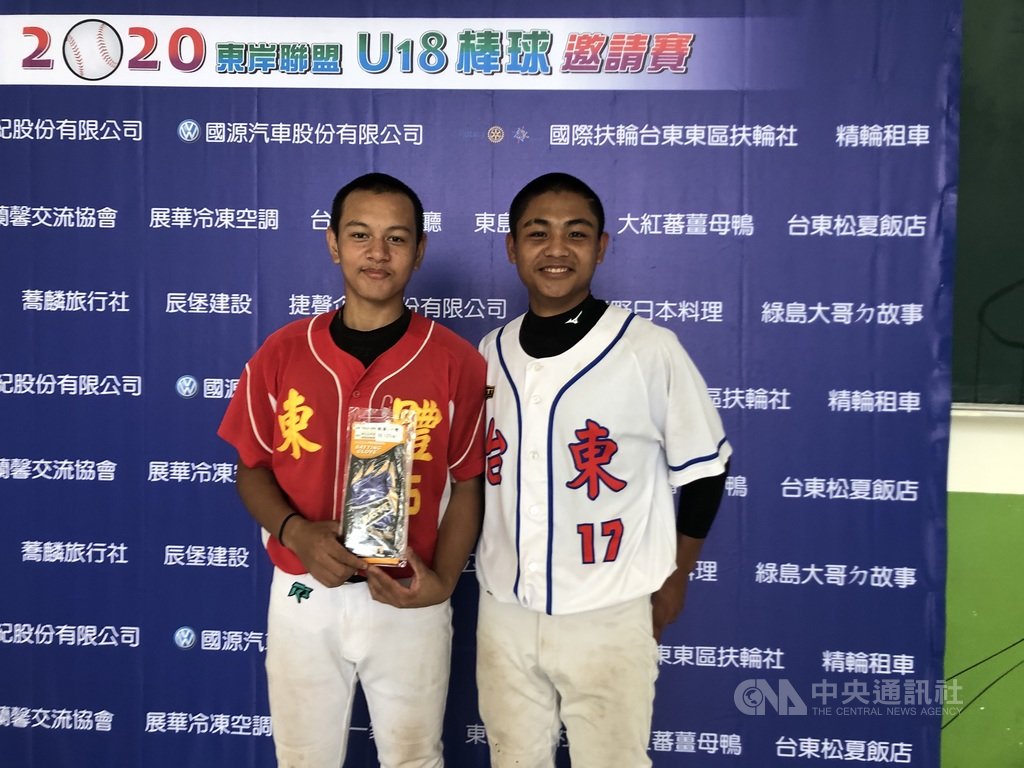 2020年東岸聯盟U18棒球邀請賽,台東體中(東體紅)隊3日預賽最終戰以5比3擊退勁敵穀保家商,東體紅隊高一投手胡峻瑋(左)與被分在台東聯隊的學長、下勾投手葉銘輝(右)同一天拿下單場MVP,葉銘輝賽後也開心鼓勵學弟。中央社記者謝靜雯攝 109年4月3日