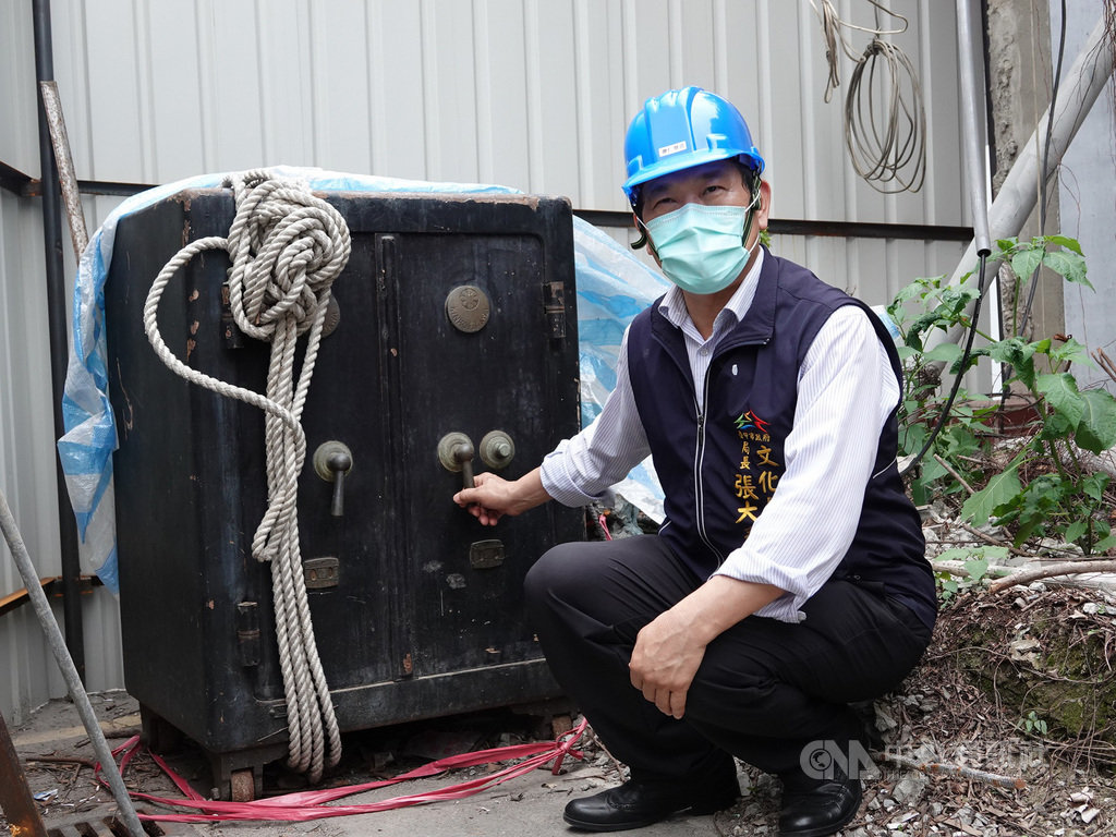 國定古蹟台中州廳現進行修復工程,修復團隊發現一個日治時期的保險櫃,台中市文化局長張大春決定將擇日開鎖。(市府文化局提供)中央社記者趙麗妍傳真 109年4月3日