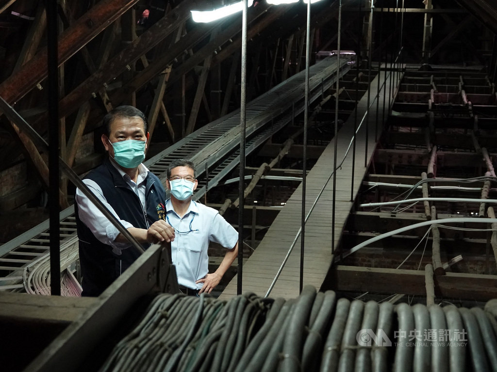 國定古蹟台中州廳現進行修復工程,台中市文化局長張大春(前)和環保局長吳志超(後)日前一起進入天花板的「貓道」勘查。(市府文化局提供)中央社記者趙麗妍傳真 109年4月3日