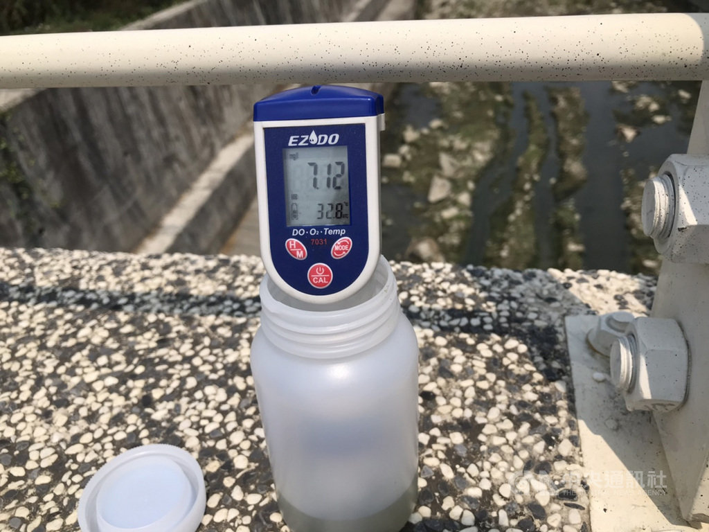 高雄市燕巢區海城橋至筆秀橋溝渠遭投訴有油污,環保局3日派員前往勘查採樣,推測為日照充足下藻類增生所致。圖為採集檢測現場水質溶氧。(高市環保局提供)中央社記者程啟峰高雄傳真 109年4月3日