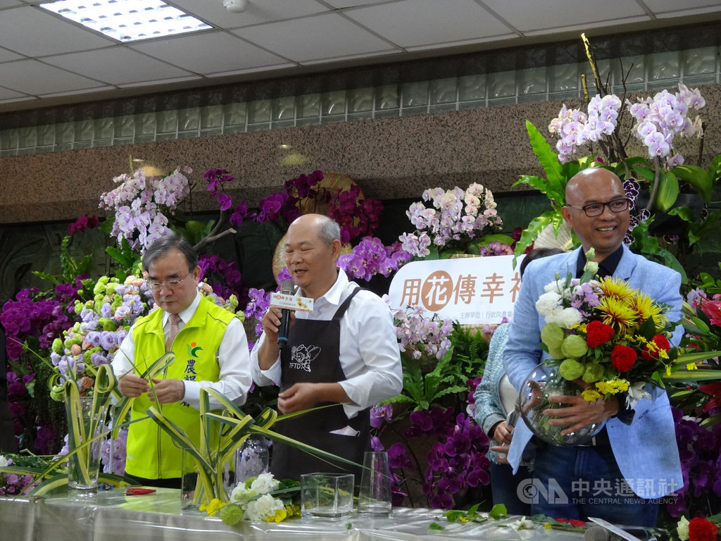 武漢肺炎疫情引發全球經濟緊縮,台灣花卉產業也受影響,農委會國際處指出,花卉外銷主銷歐、美、日,都已出現市場大幅緊縮態勢。台灣花店協會前理事長張慶淵(右1)表示,內銷衝擊更大,影響逾5成。中央社記者楊淑閔攝 109年4月3日
