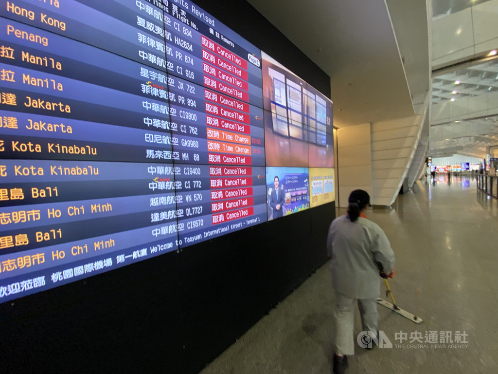 受到武漢肺炎(2019冠狀病毒疾病,COVID-19)疫情影響,往年清明連假常有民眾出國旅行潮,今年不復見,桃園機場入出境旅客量連續數天僅約為2000多人次,相較去年同期的12萬多人次,跌掉將近98%的運量。中央社記者邱俊欽桃園機場攝 109年4月3日
