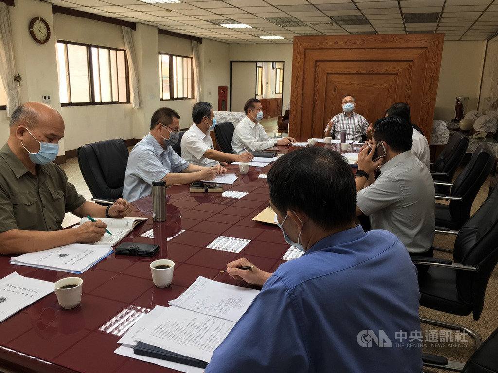 高市警方偵辦橋頭桶裝女屍案,經指紋比對查出死者身分是103年底被通報失蹤人口的林姓婦人;警政署長陳家欽(後)3日南下高雄市警察局主持專案會議,指示全力查辦,並期勉警方防疫也要兼顧治安。(警方提供)中央社記者程啟峰高雄傳真 109年4月3日