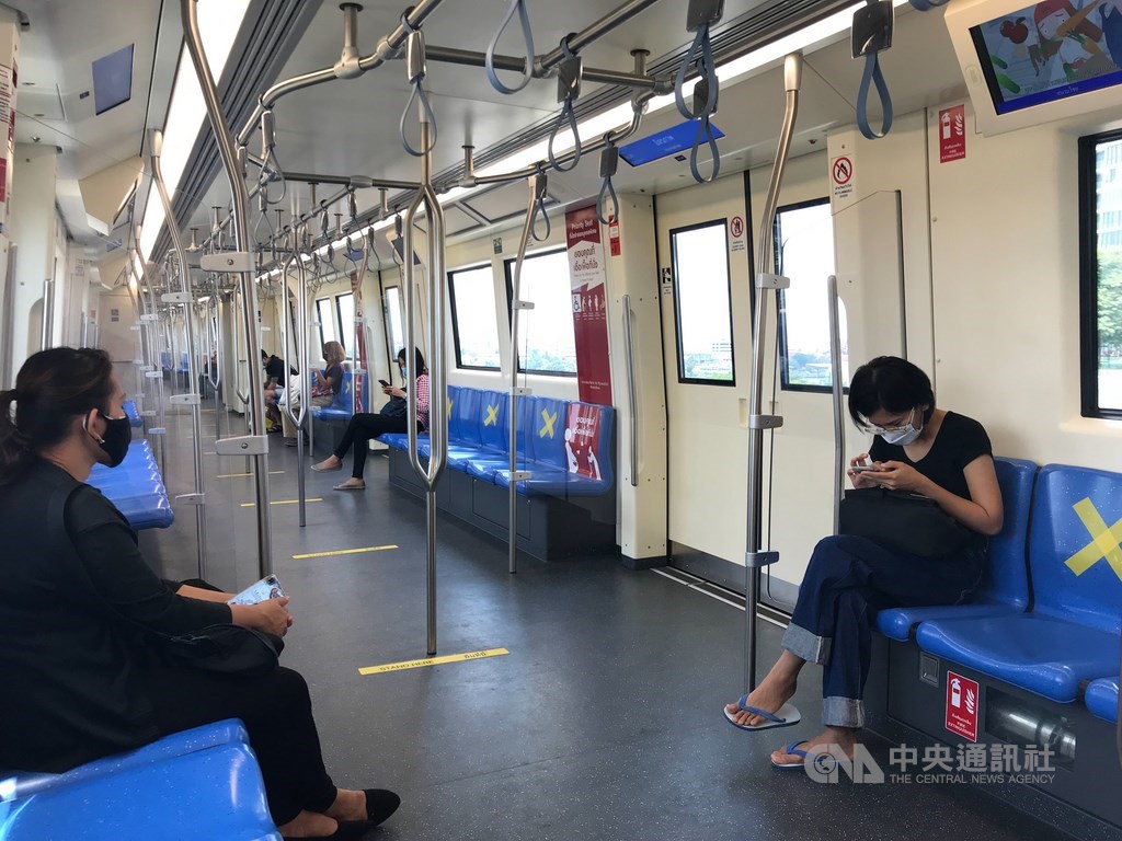 由於武漢肺炎疫情未趨緩,泰國政府決定3日起每晚10時至翌日凌晨4時實施宵禁。圖為泰國MRT系統的地下鐵用打叉標籤要乘客隔一個位置坐下。中央社記者呂欣憓曼谷攝 109年4月2日