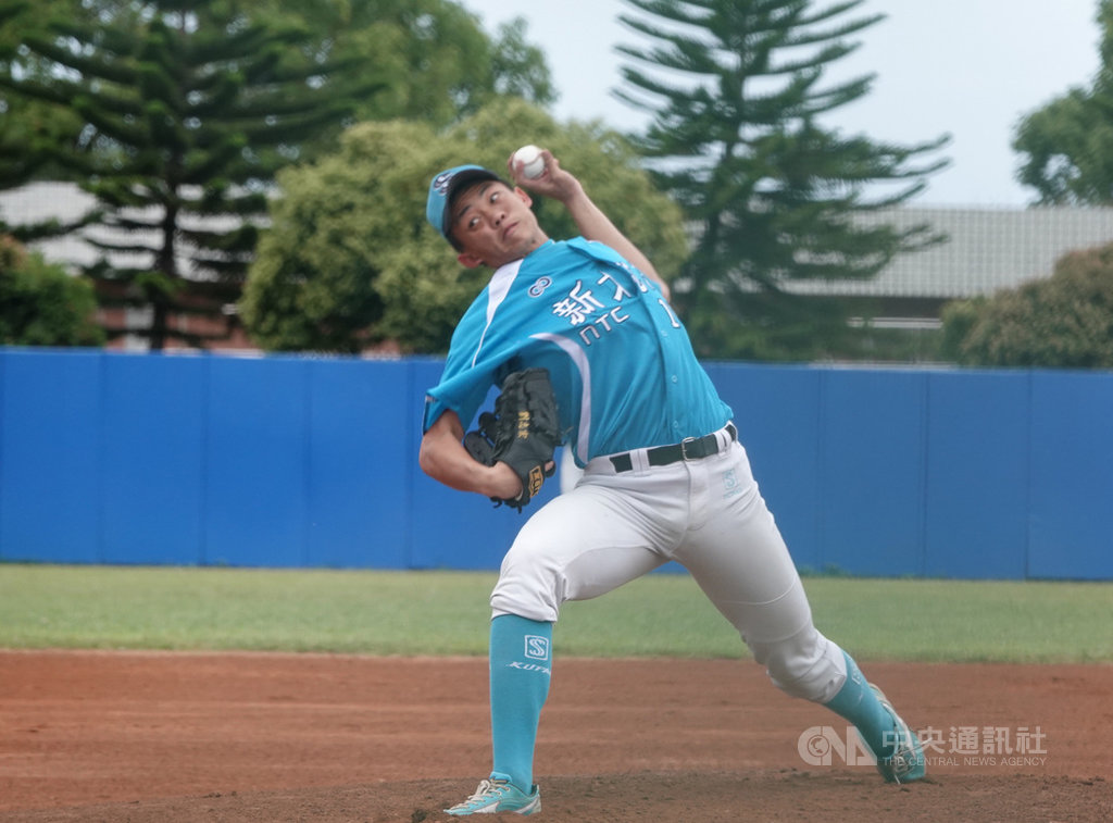 2020年東岸聯盟U18棒球邀請賽,新北市聯隊身高187公分投手劉志宏(圖)3日對平鎮高中先發4局、飆出生涯最速147公里,表現亮眼。中央社記者謝靜雯攝 109年4月3日