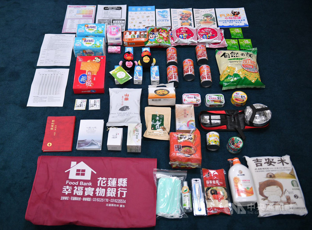 因應2019冠狀病毒疾病(COVID-19,武漢肺炎)防疫,花蓮縣政府3日指出,「居家關懷包(關懷包)」主要提供給身心障礙、行動不便的獨居者、全家受檢疫或國外旅客等,內容物包含乾糧、日常用品、生理用品、農特展品及愛心單位的捐贈物資。(花蓮縣政府提供)中央社記者張祈傳真 109年4月3日