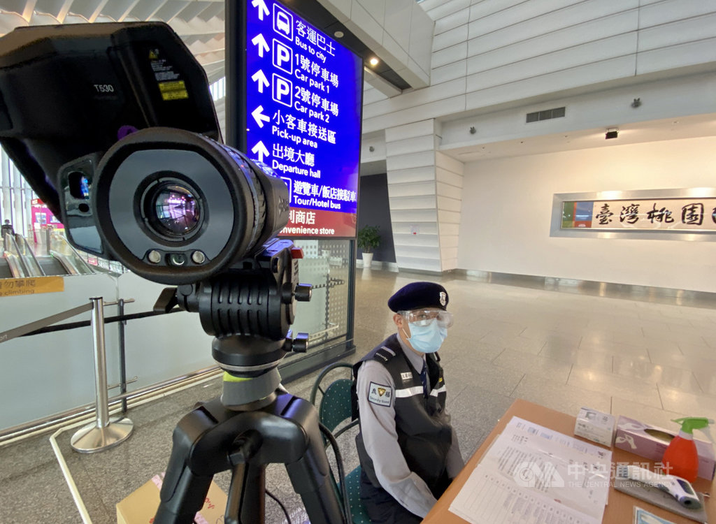 受到武漢肺炎(2019冠狀病毒疾病,COVID-19)疫情影響,桃園機場3日入出境旅客量僅約為2000多人次,雖然航廈入口設有體溫檢測儀,但僅有零星旅客通過。中央社記者邱俊欽桃園機場攝 109年4月3日