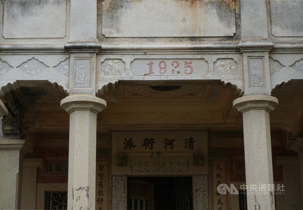 金門縣文化局指出,金沙鎮張文帝洋樓修復工程已動土,建築格局為兩層樓出龜洋樓,正面中央橫梁刻有「1935」字樣,展現金門洋樓的建築風貌特色。中央社記者黃慧敏攝 109年4月3日