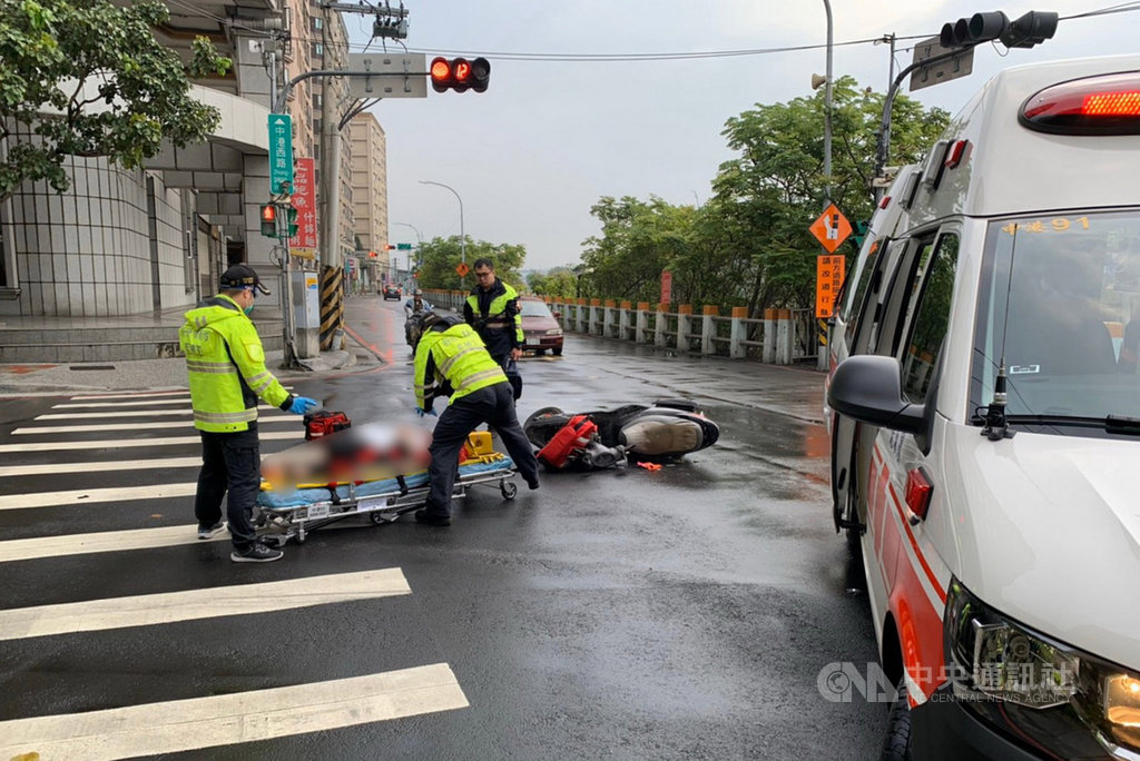 新北市泰山區3日發生死亡車禍,騎機車的黃姓婦女與小貨車相撞後倒地,送醫急救後仍宣告不治。(民眾提供)中央社記者黃旭昇新北傳真 109年4月3日