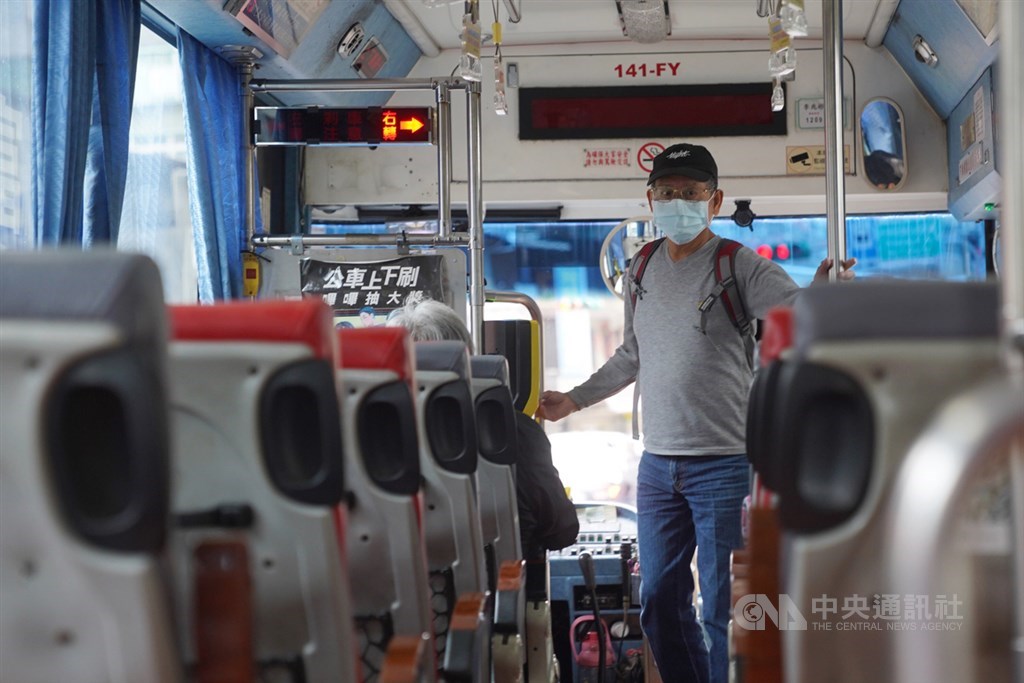 4日起未戴口罩者不能搭台北捷運與雙北公車,不聽勸者可罰新台幣3000至1萬5000元。圖為1日上午台北民眾戴口罩搭乘公車。中央社記者徐肇昌攝 109年4月1日