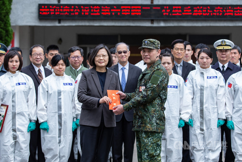 駐地桃園的三三化兵群指揮官李煜森上校(前排右),曾在2003年SARS期間挺進和平醫院,17年後,他再度臨危受命,帶領化學兵築起台灣防疫堡壘。(軍聞社提供)中央社記者游凱翔傳真 109年4月3日