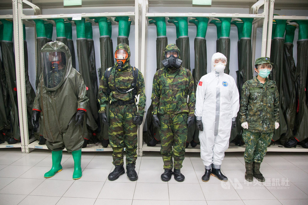 國軍化學兵防護服分為A(左1)、B(左2、左3)、C(右2)、D(右1)4種等級;執行武漢肺炎消毒的化學兵穿著C級防護服。(軍聞社提供)中央社記者游凱翔傳真 109年4月3日