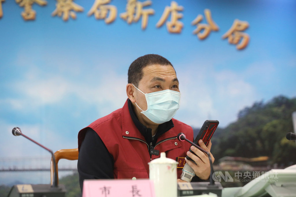 新北市長侯友宜3日抽測居家檢疫對象時表示,電子圍籬手機訊號常有誤差,新北採取彈性作為,警方與區公所里幹事以通訊軟體LINE視訊傳遞訊息,除可避免感染,也不會疲於奔命浪費時間。(市府提供)中央社記者黃旭昇新北傳真 109年4月3日