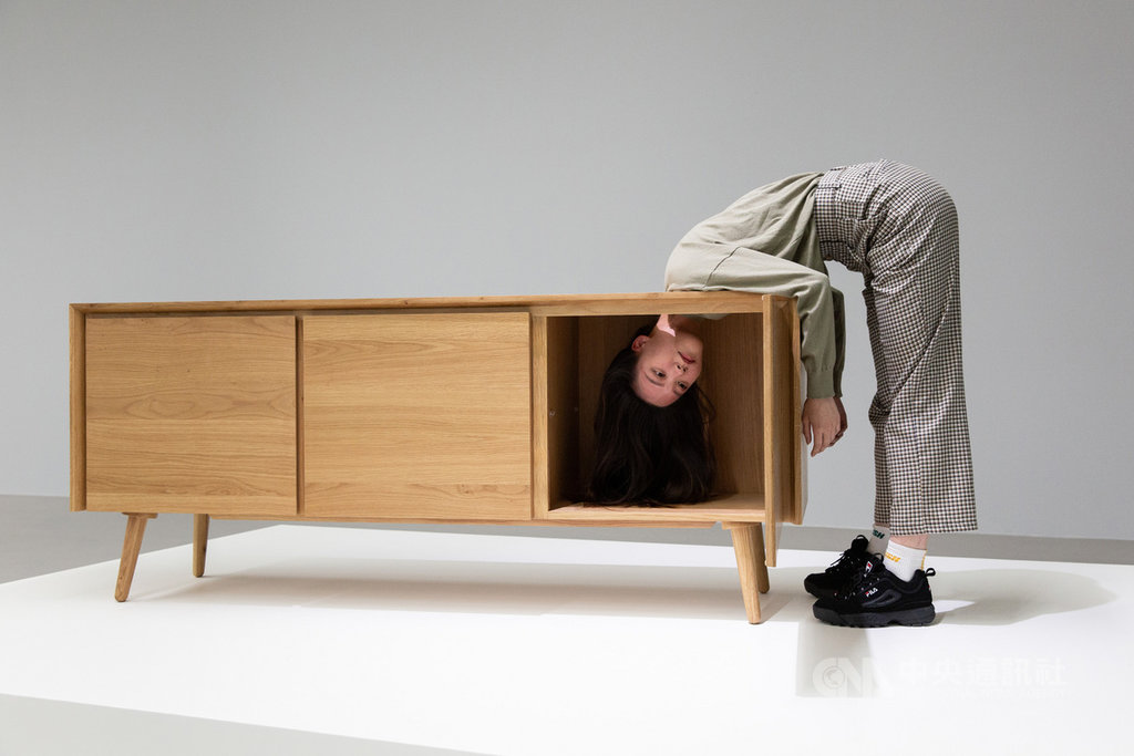 奧地利藝術家歐文.沃姆(Erwin Wurm)首度在台辦個展「一分鐘台北」,展覽開放民眾踏上展台,依照文字和繪畫指示,以異於往常的方式互動,以行動重塑雕塑形貌。(北美館提供)中央社記者鄭景雯傳真 109年4月3日
