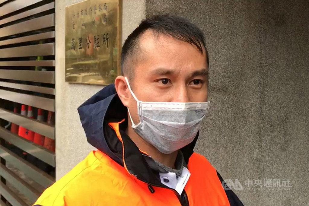 一名老翁3日在新北市萬里區等公車時,將裝有新台幣75萬元的袋子放在地上,上公車後才想起忘了將錢帶上車,新北市清潔隊員方姓男子(圖)拾金不昧,將錢送到派出所,在警方協助下,老翁順利找回這筆錢。(讀者提供)中央社記者王朝鈺傳真 109年4月3日