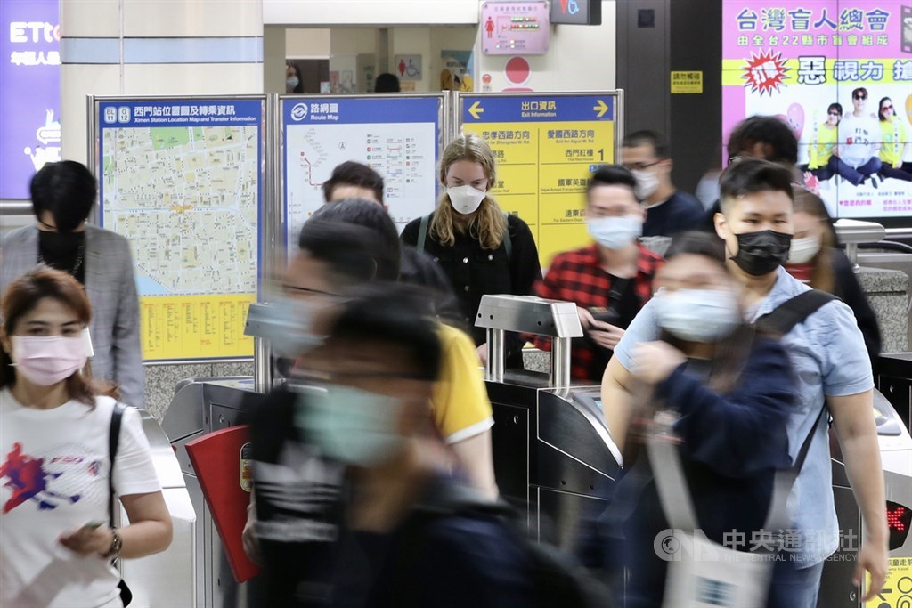 中央流行疫情指揮中心指揮官陳時中3日宣布,為了讓防疫執行更有效率,搭乘大眾運輸工具應全面戴口罩,勸導不聽將開罰新台幣3000元至1萬5000元。中央社記者張皓安攝 109年4月3日