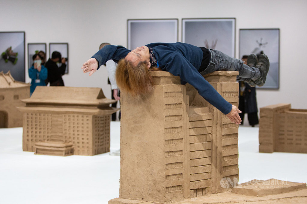 奧地利藝術家歐文.沃姆(Erwin Wurm)在1980年代後期發展出表演性藝術計畫「一分鐘雕塑」,作品參與者受邀以不常見的動作或姿勢與日常物品互動,形成矛盾、幽默、諷刺或荒謬的關係與狀態。(北美館提供)中央社記者鄭景雯傳真 109年4月3日