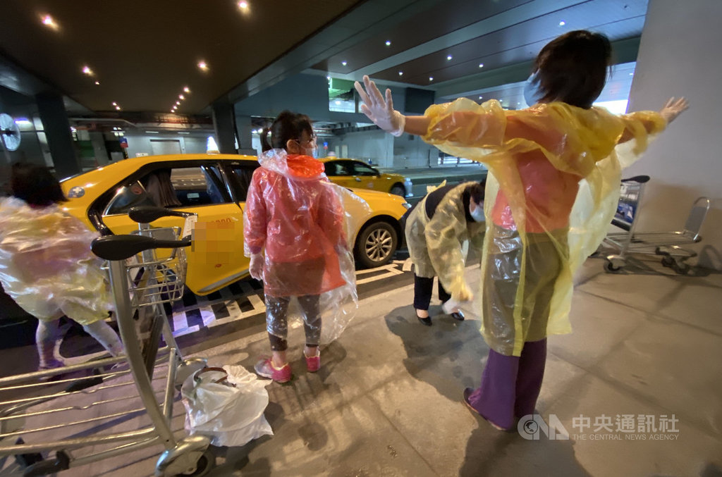 中央流行疫情指揮中心宣布,3日起入境旅客只要有發燒、呼吸道症狀,直接由防疫車隊送到集中檢疫所,等待採檢結果。一名媽媽帶著女兒檢疫時表示,事先不知道新規定,面對首日新措施,有點措手不及。中央社記者邱俊欽桃園機場攝 109年4月3日