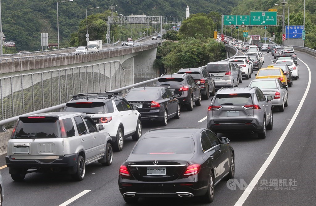 清明連假第一天,2日部分國道湧現車潮,國道五號在石碇隧道後壅塞難行。中央社記者鄭傑文攝 109年4月2日