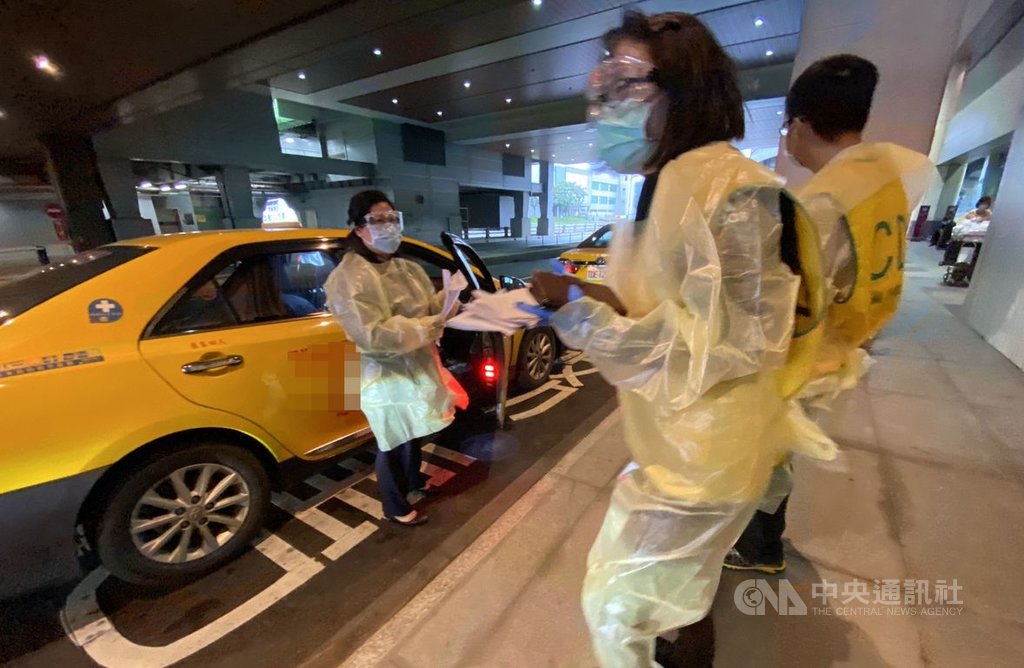 中央流行疫情指揮中心宣布,3日起入境旅客只要有發燒、呼吸道症狀,除了在機場要配合採檢,也會依法要求旅客搭乘防疫車隊到指定地點進行集中檢疫,桃園機場防疫車隊駕駛等防疫人員均嚴陣以待。中央社記者邱俊欽桃園機場攝 109年4月3日