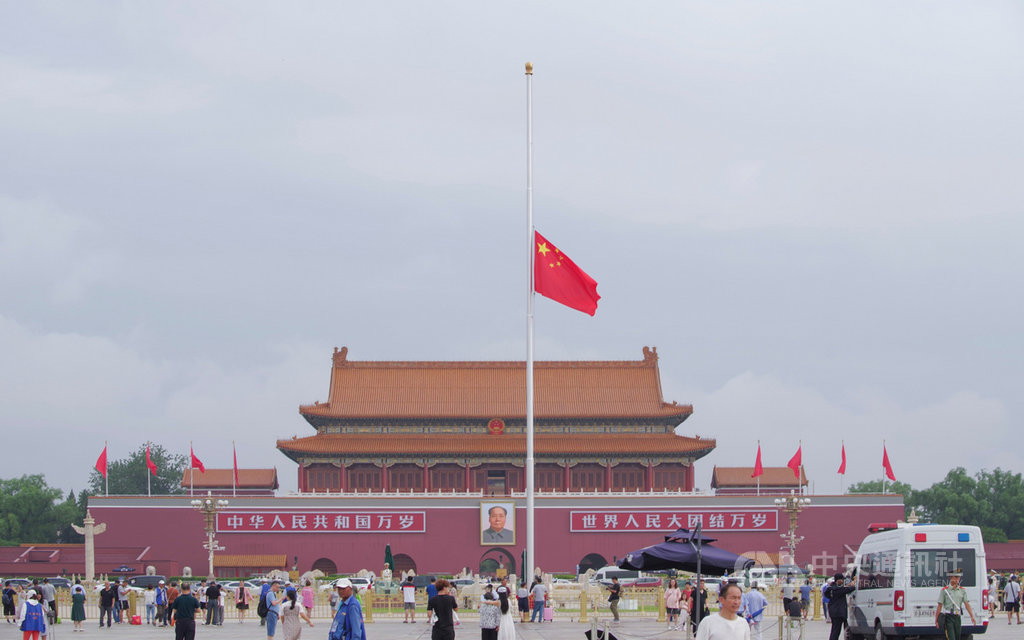 中國國務院宣布,為悼念疫情中犧牲的烈士與同胞,4日全國和駐外使館降半旗、停止公共娛樂活動。圖為2019年7月中國國務院前總理李鵬過世時,北京天安門降半旗。(中新社提供)中央社 109年4月3日