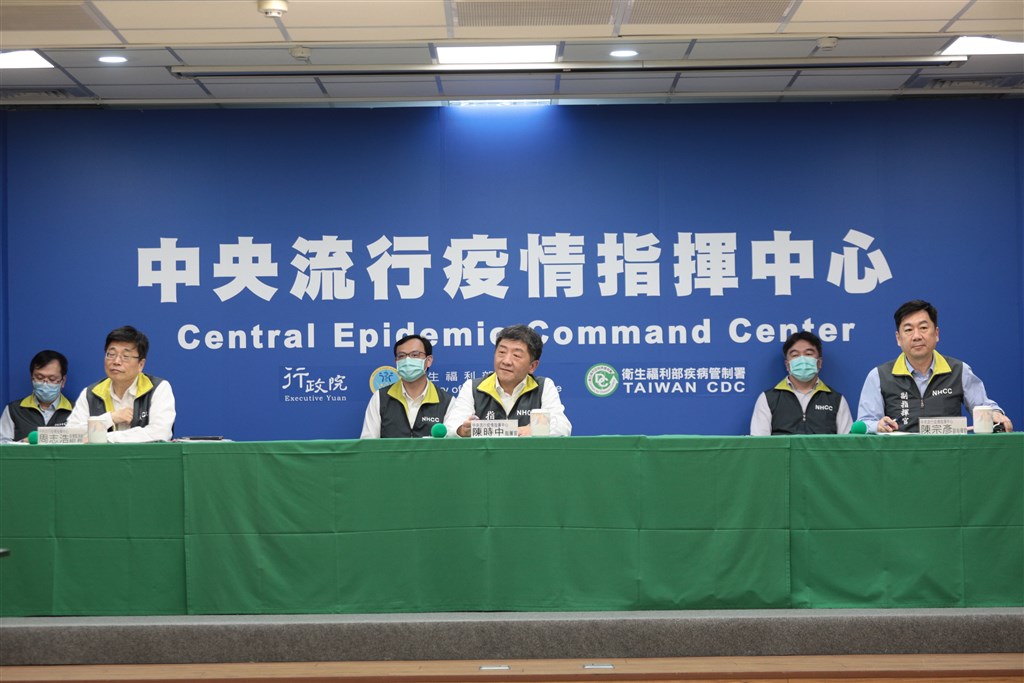 中央流行疫情指揮中心指揮官陳時中(右3)3日下午在記者會中宣布,奧捷團武漢肺炎確診者增至6人。(中央流行疫情指揮中心提供)