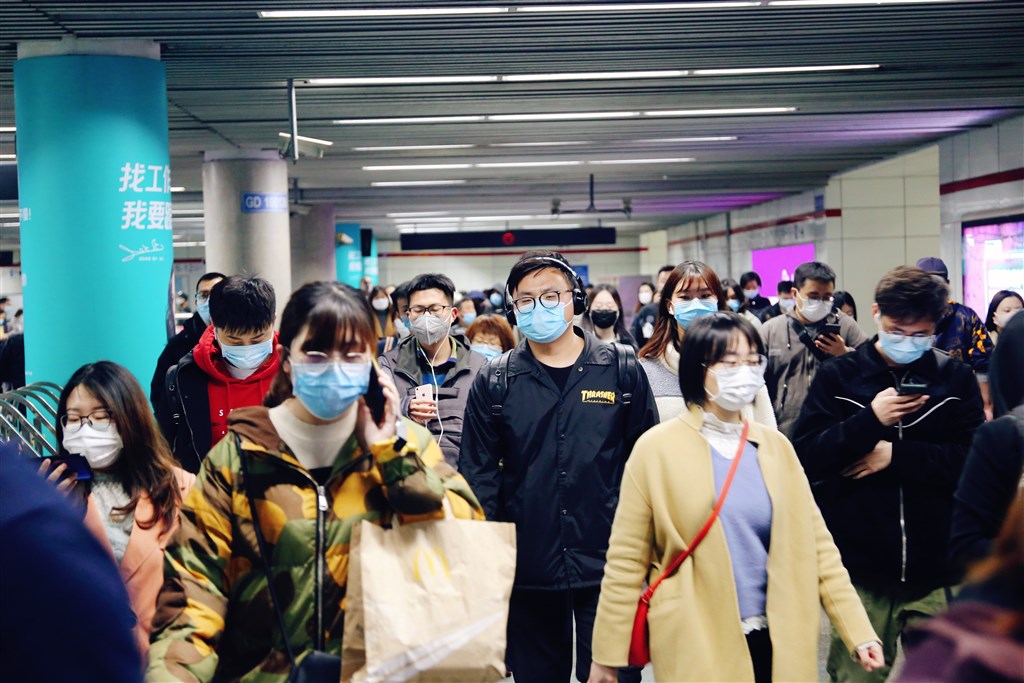 中國通報武漢肺炎疫情數字,2日新增確診31例,29例為境外輸入,其中7例原本為無症狀感染者。圖為上海地鐵站多數民眾戴口罩防疫。(中新社提供)